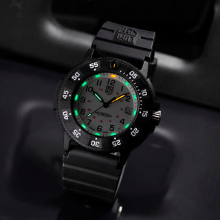 Original Navy SEAL, 43 mm, Dive Watch - 3007.EVO.S	, UV Shot with green and orange light tubes