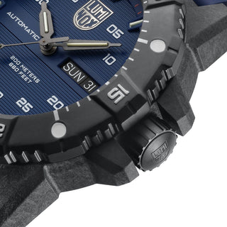 Master Carbon SEAL Automatic, 45 mm, Military Dive Watch - 3863, Detail view with focus on the diving bezel and screw in crown 